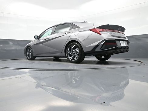 Certified 2025 Hyundai Elantra SEL image 31