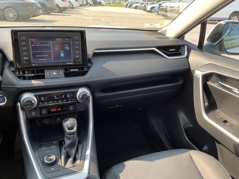 Used 2022 Toyota RAV4 XLE Premium image 10