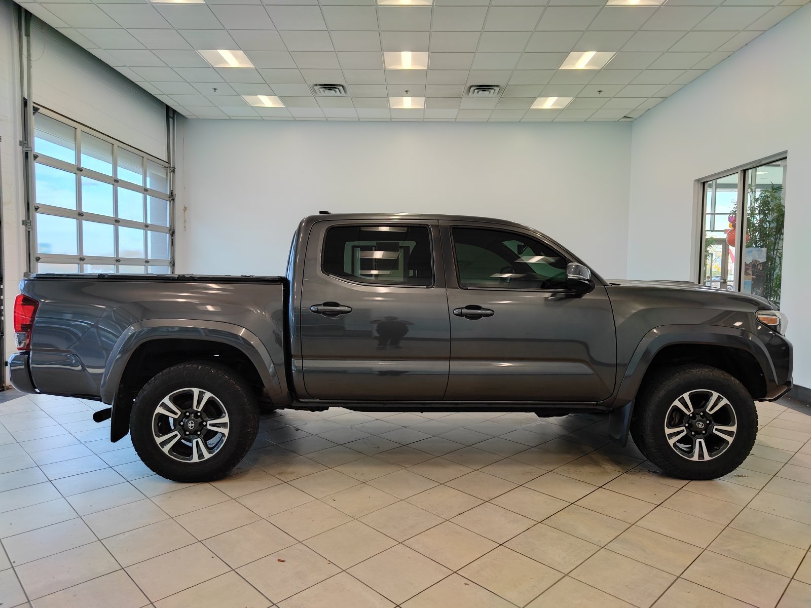 Used 2019 Toyota Tacoma TRD Sport AWD/4WD image 2