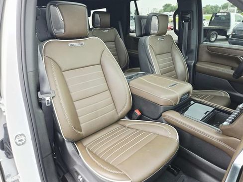 Used 2025 GMC Yukon Denali Ultimate AWD/4WD image 17