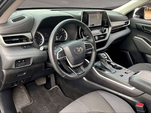 Used 2023 Toyota Highlander L image 17