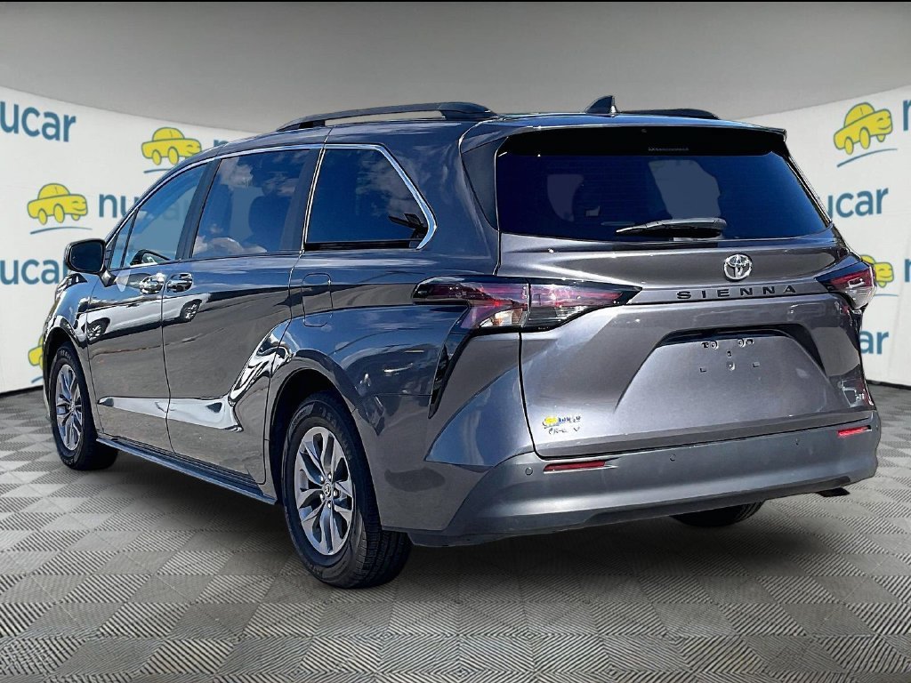 Used 2025 Toyota Sienna XLE FWD image 4