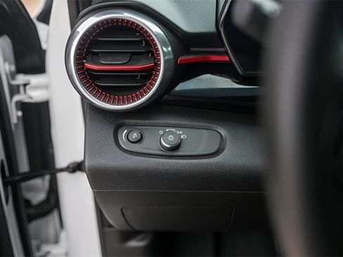 Used 2025 Chevrolet Trax RS w/ Sunroof Package image 15