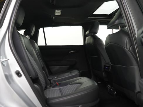Used 2025 Toyota Highlander XSE AWD/4WD image 13