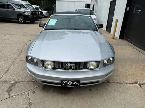 Used 2007 Ford Mustang Convertible RWD image 3