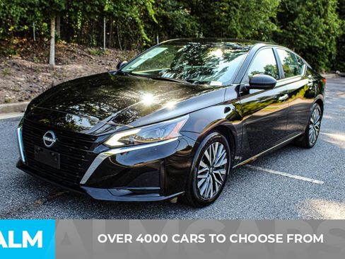 Used 2025 Nissan Altima 2.5 SV FWD image 2