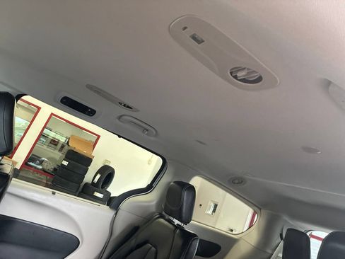 Certified 2024 Chrysler Pacifica Touring-L FWD image 17