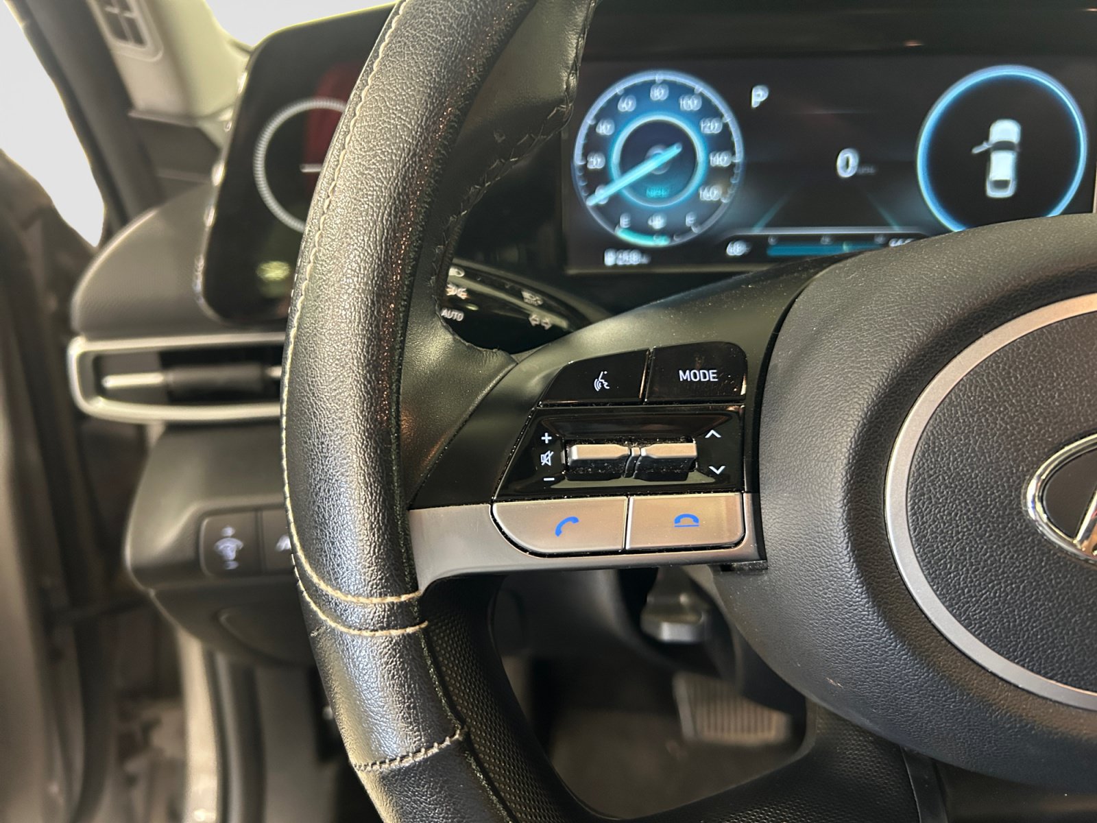 Used 2022 Hyundai Elantra SEL w/ Convenience + Premium Package FWD image 17