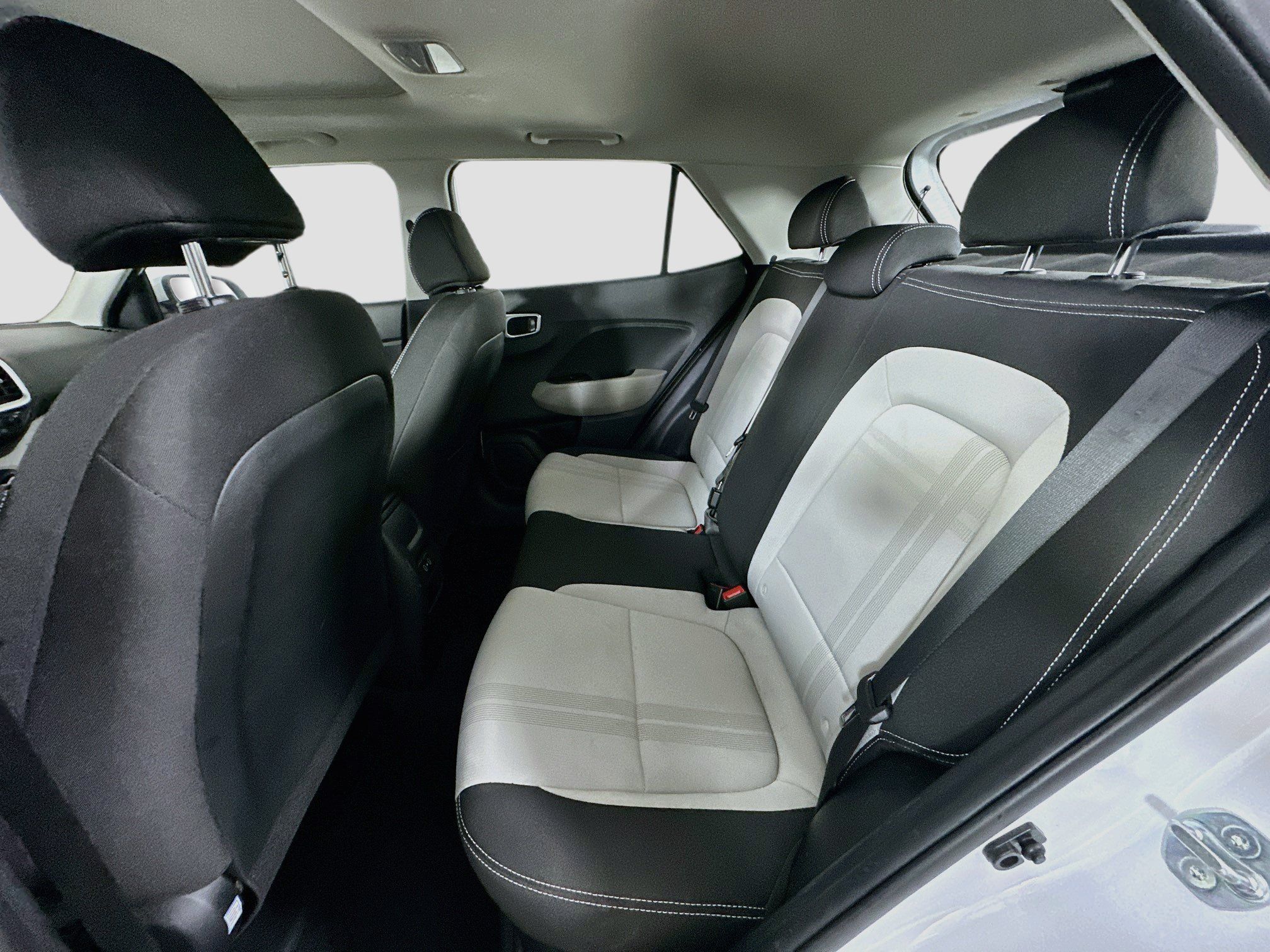 Used 2025 Hyundai Venue SEL FWD image 27
