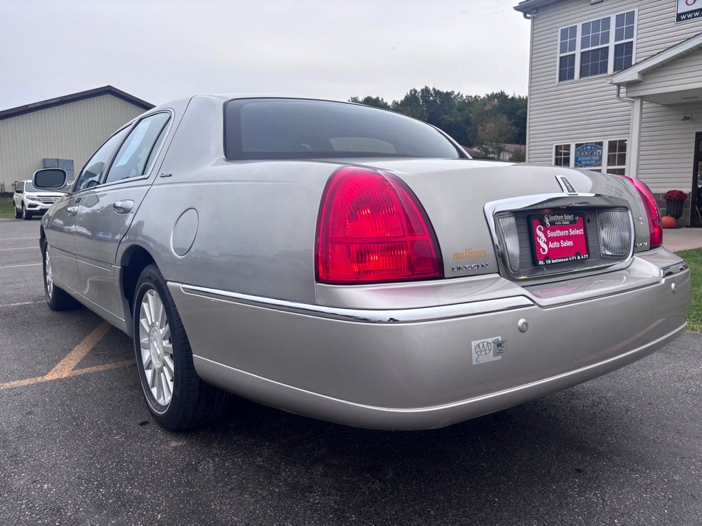 Used 2004 Lincoln Town Car Executive RWD image 8