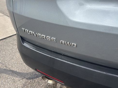 Used 2023 Chevrolet Traverse LT w/ Rear Camera Mirror Package image 5