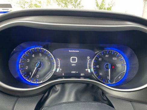 Used 2024 Chrysler Pacifica Touring-L FWD image 10