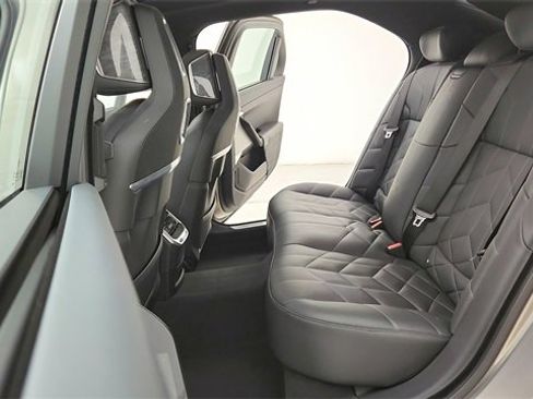 Used 2024 BMW 740i image 27