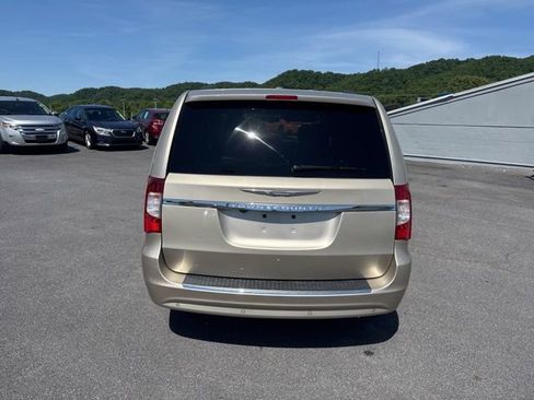Used 2012 Chrysler Town & Country Touring-L w/ Premium Group FWD image 7