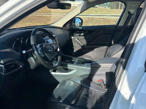 Used 2020 Jaguar F-PACE Prestige image 9