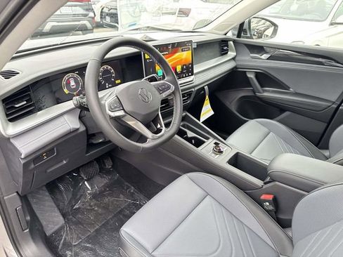 New 2026 Volkswagen Tiguan SE image 11