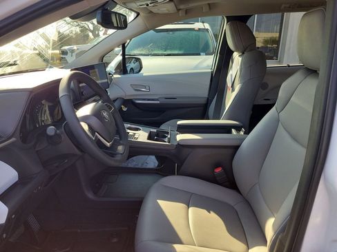 New 2026 Toyota Sienna XLE image 18