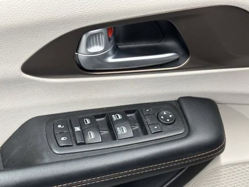 Used 2017 Chrysler Pacifica Touring-L image 14