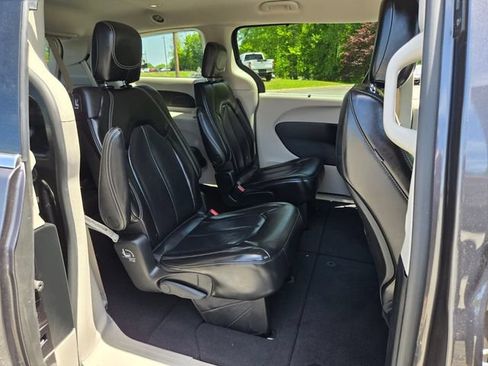 Used 2023 Chrysler Pacifica Touring-L FWD image 19