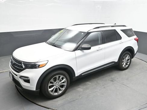 Used 2022 Ford Explorer XLT w/ Equipment Group 202A AWD/4WD image 19
