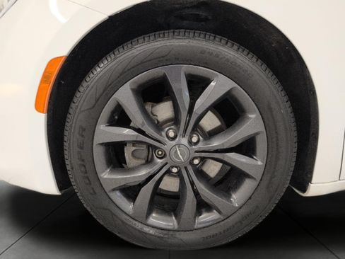 Used 2020 Chrysler Pacifica Touring-L Plus w/ S Appearance Package FWD image 3