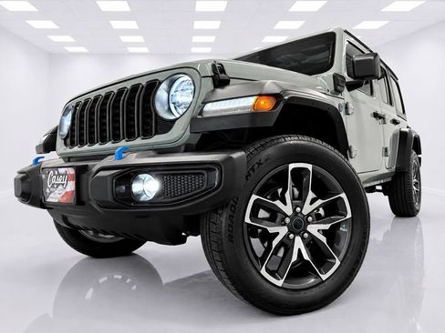 Used 2024 Jeep Wrangler Unlimited w/ Convenience Group AWD/4WD image 8