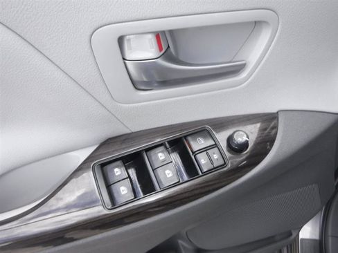 Used 2017 Toyota Sienna XLE AWD/4WD image 37