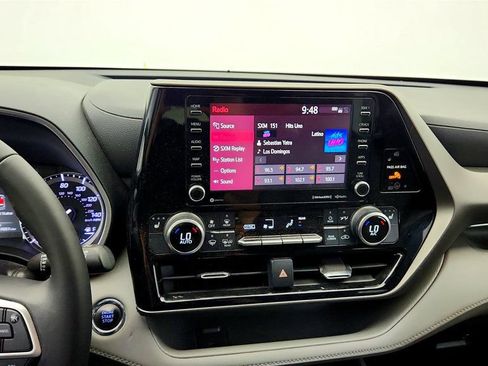 Used 2022 Toyota Highlander XLE AWD/4WD image 17