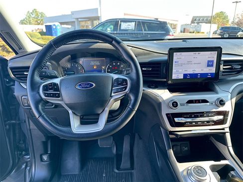 Used 2022 Ford Explorer XLT image 19