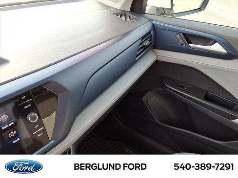 Used 2024 Volkswagen Taos SE image 30