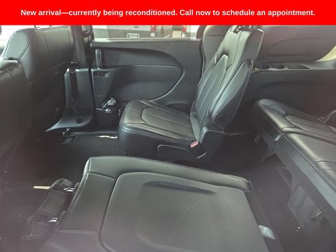 Used 2025 Chrysler Pacifica Select FWD image 8
