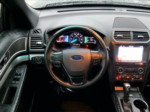 Used 2017 Ford Explorer XLT w/ Equipment Group 202A image 5