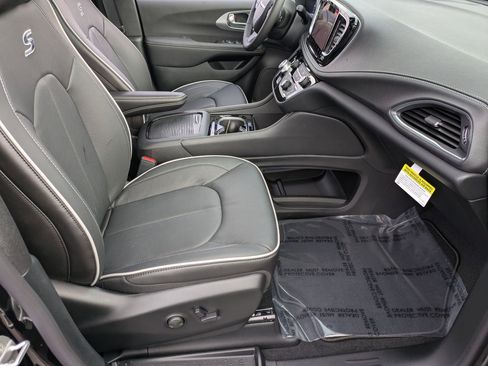 New 2026 Chrysler Pacifica Limited w/ S Appearance Package image 36