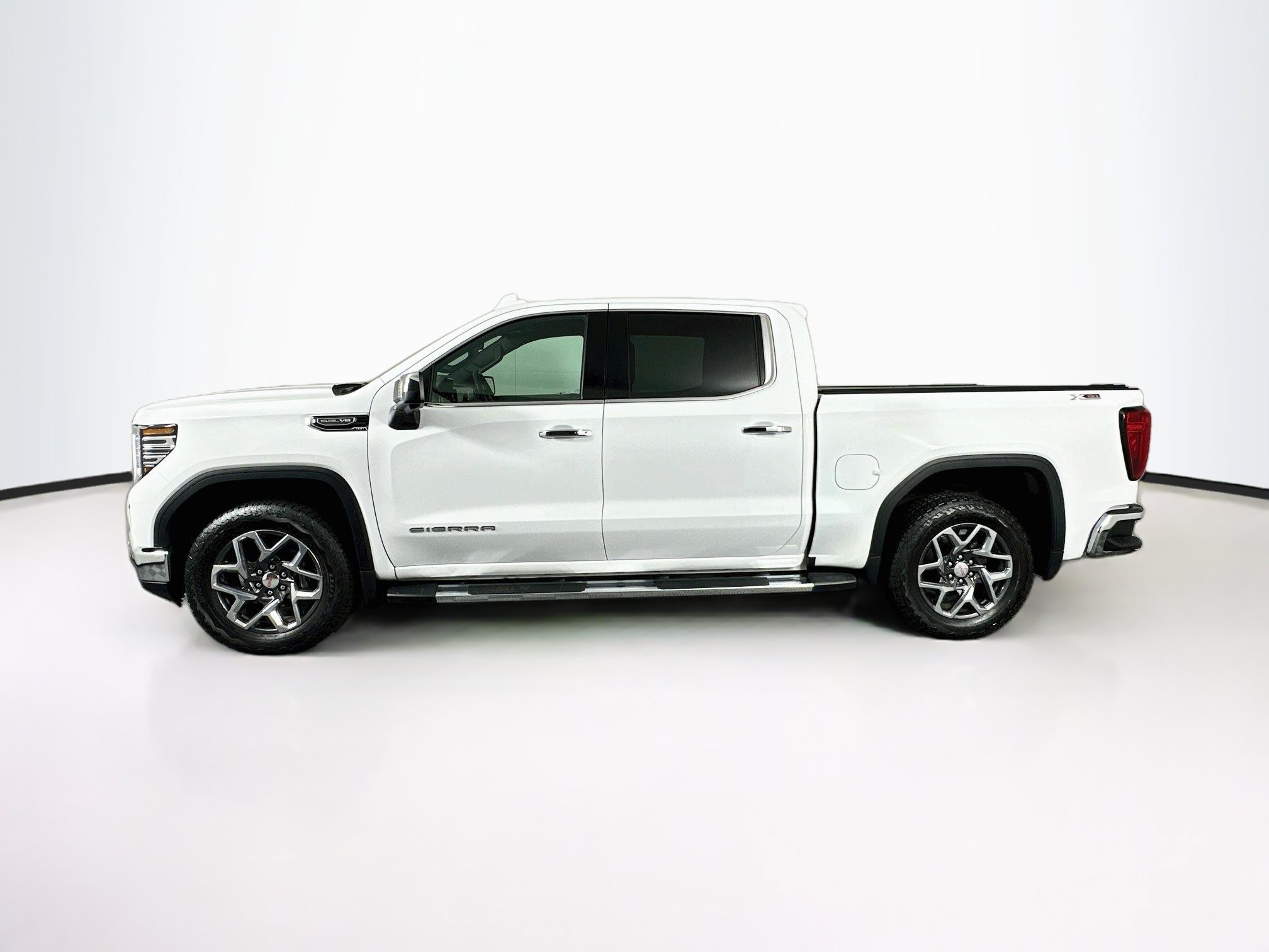 Used 2024 GMC Sierra 1500 SLT w/ SLT Premium Plus Package AWD/4WD image 4
