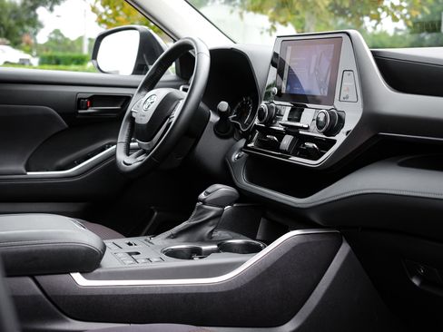 Used 2023 Toyota Highlander LE image 34