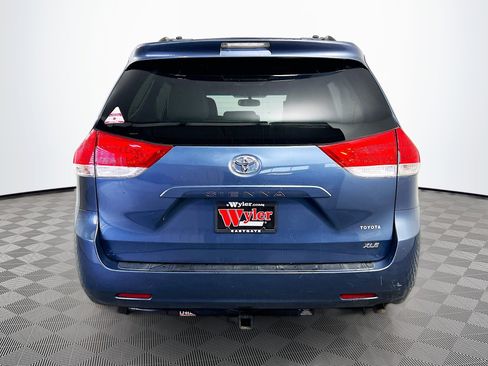 Used 2014 Toyota Sienna XLE image 29