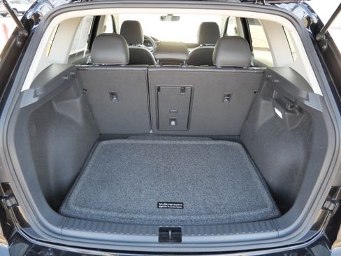 Certified 2025 Volkswagen Taos SE image 18