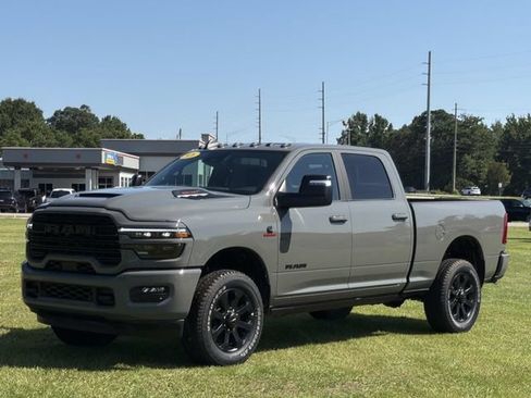 New 2026 RAM 2500 Laramie AWD/4WD image 16
