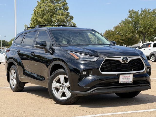 Used 2025 Toyota Highlander LE FWD image 2