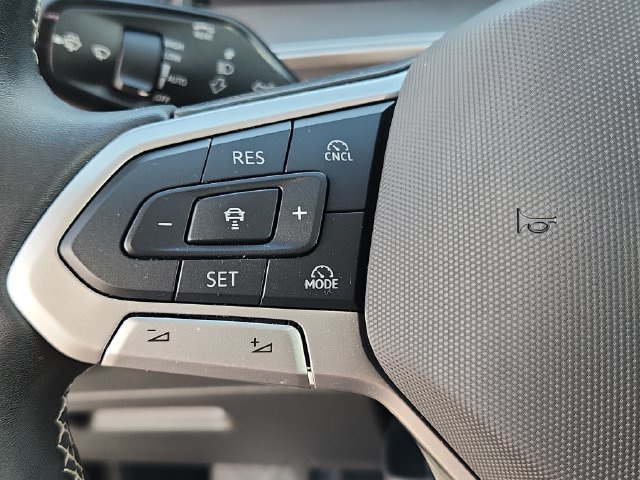 Used 2025 Volkswagen Tiguan SE w/ Panoramic Sunroof Package AWD/4WD image 18