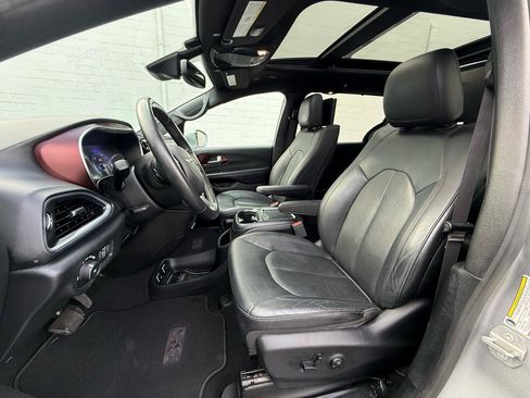 Used 2019 Chrysler Pacifica Touring-L FWD image 6