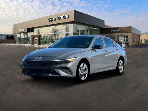 Certified 2025 Hyundai Elantra Sport FWD image 1