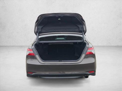 Used 2020 Toyota Camry XLE image 4