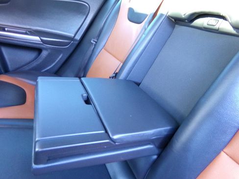 Used 2018 Volvo V60 T5 Cross Country w/ Convenience Package image 35