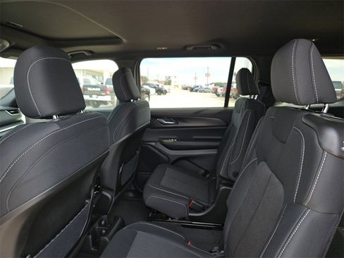 New 2025 Jeep Grand Cherokee L Laredo image 18