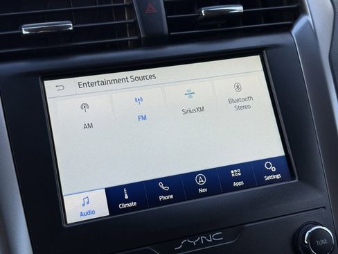 Used 2020 Ford Fusion SE image 2