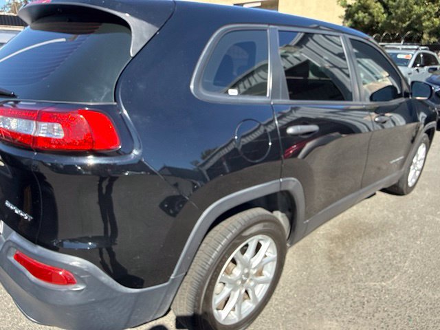 Used 2017 Jeep Cherokee Sport FWD image 7