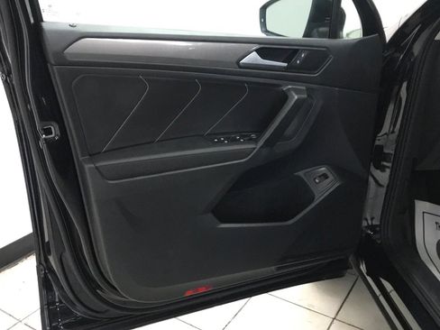 Used 2023 Volkswagen Tiguan SE w/ Panoramic Sunroof Package FWD image 8