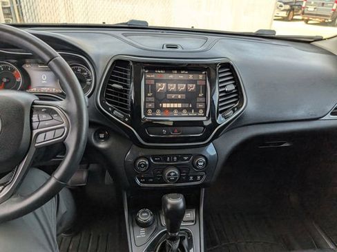 Used 2019 Jeep Cherokee Limited AWD/4WD image 3