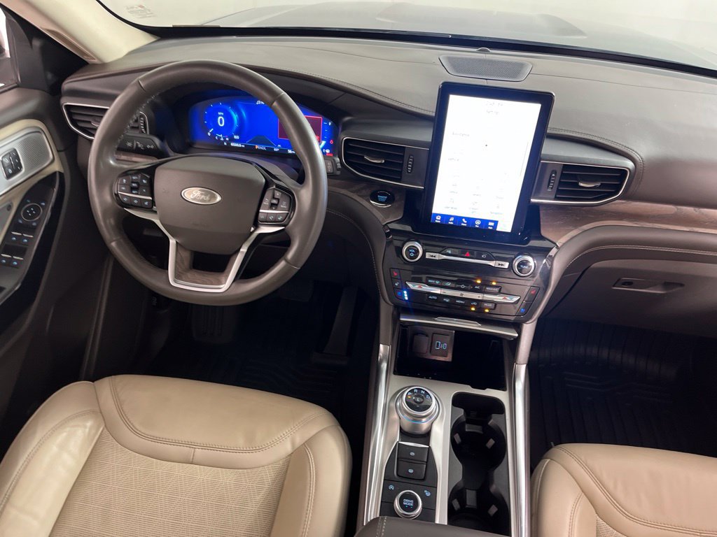 Used 2022 Ford Explorer Platinum w/ Equipment Group 601A AWD/4WD image 2
